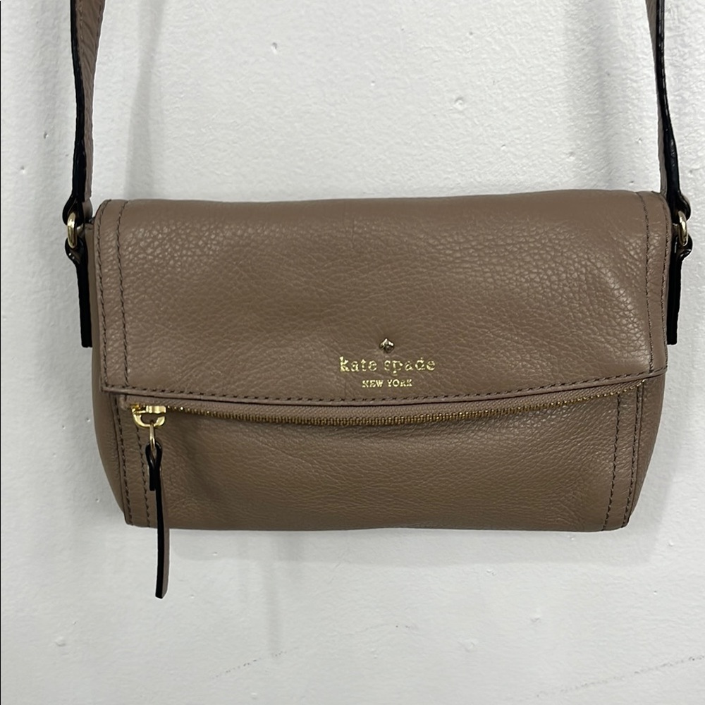 Kate Spade Brown Crossbody Bag with Timeless Appeal - Picture 2 of 9
